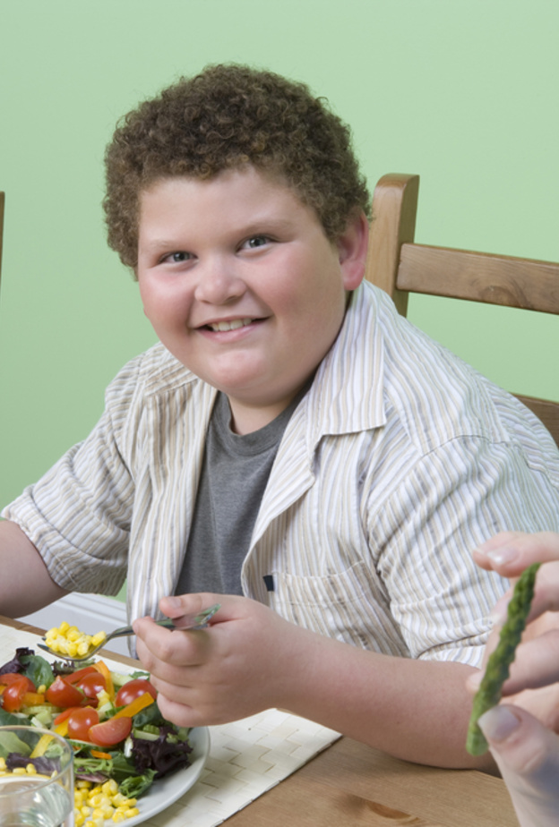 كيف تتناقش الأم مع ابنها عن السمنة إذا كان يعاني منها