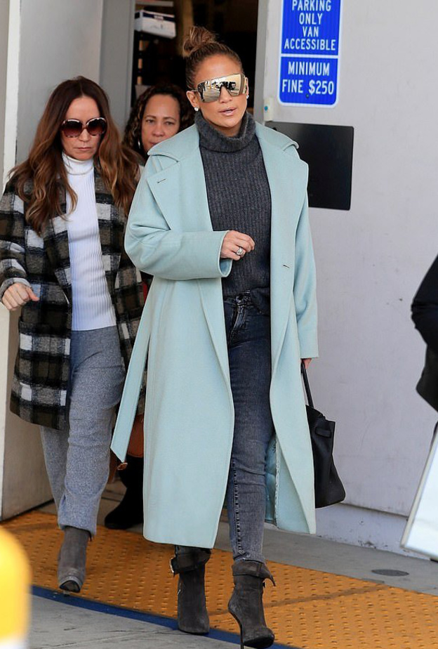 أكملت جي لو إطلالتها بجزمة بكعب عالٍ، حقيبة Hermes كبيرة كحلية، ونظارات كبيرة