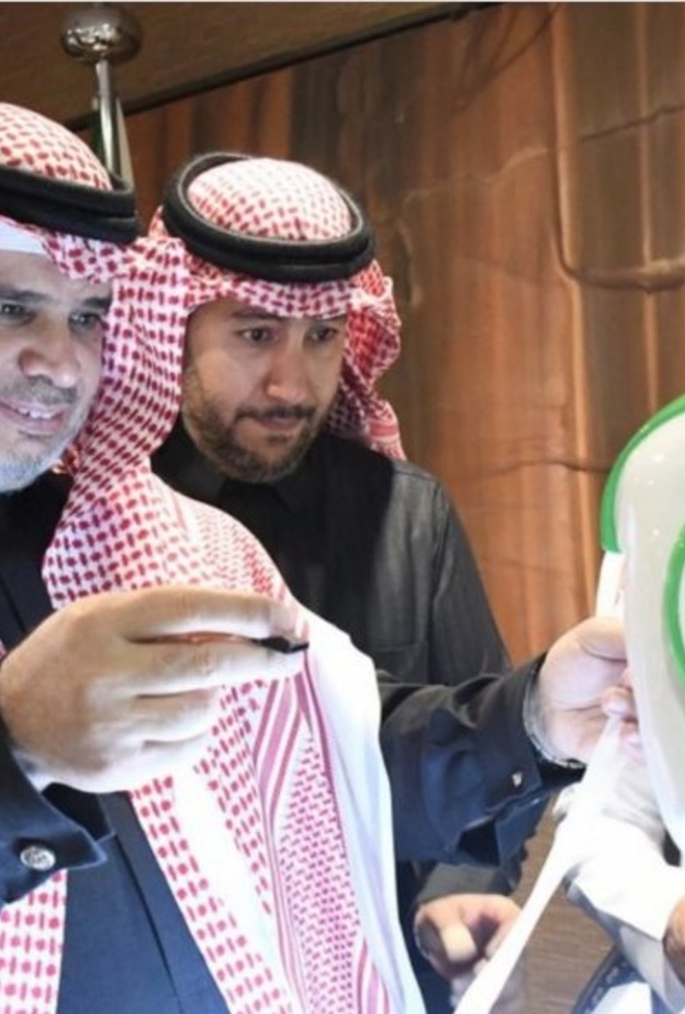 وزير التعليم الدكتور أحمد العيسى مع أول موظف آلي