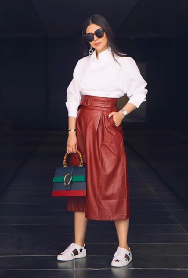 اختارت العنود بدر بنطلون جلد أسود عريض مع توب باللون البيج