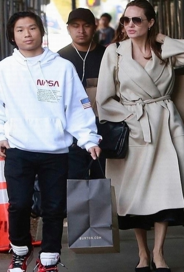 إستغلت جولي الوقت قبل عطلة الميلاد للتسوّق برفقة إبنها باكس والتجوّل في متاجر سانتا مونيك