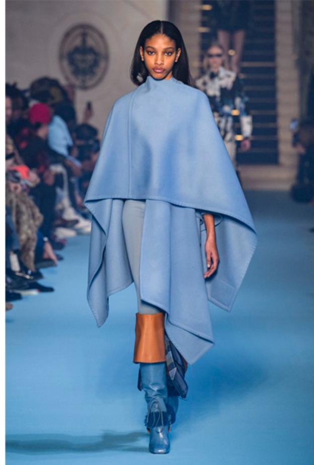 صيحات الكاب الواسع مع الكارو بأسلوب دار ‏Roksanda