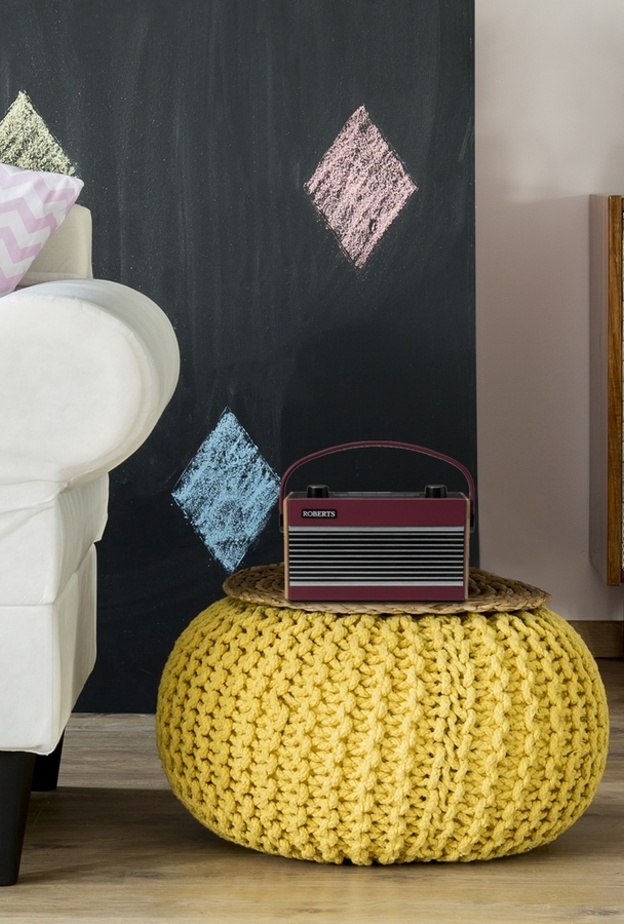  جدار من قطع الخشب المخصصة للمدفأة بعضها للديكور وبعضها للاستعمال