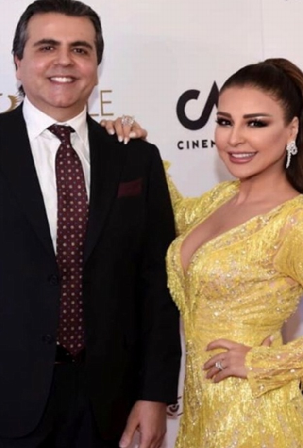 اطلالة ماغي بوغصن بالفستان الأصفر المزيّن بالشكّ البراق بأسلوب استعراضي