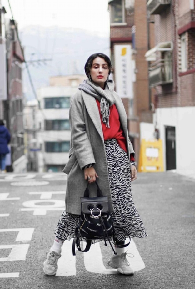 آسيا إطلالاتها بطريقة عصرية بألوان معدنية براقة