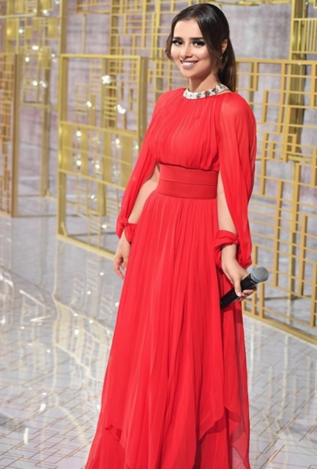 أناقة الحرير مع فستان أحمر طويل من توقيع مرمر حليم 