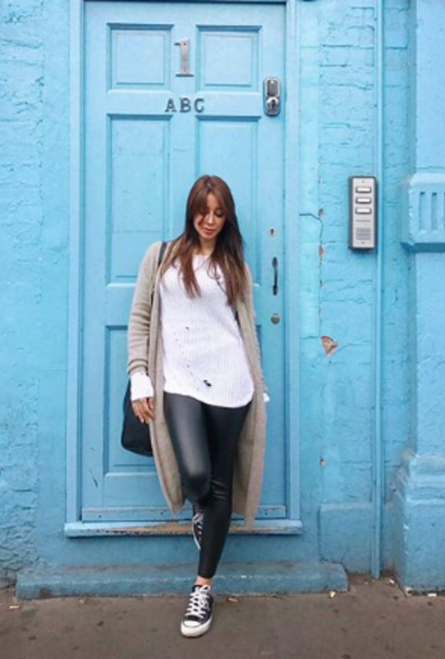 أسيل عمران في تنسيق ناعم في البنطلون الزهري