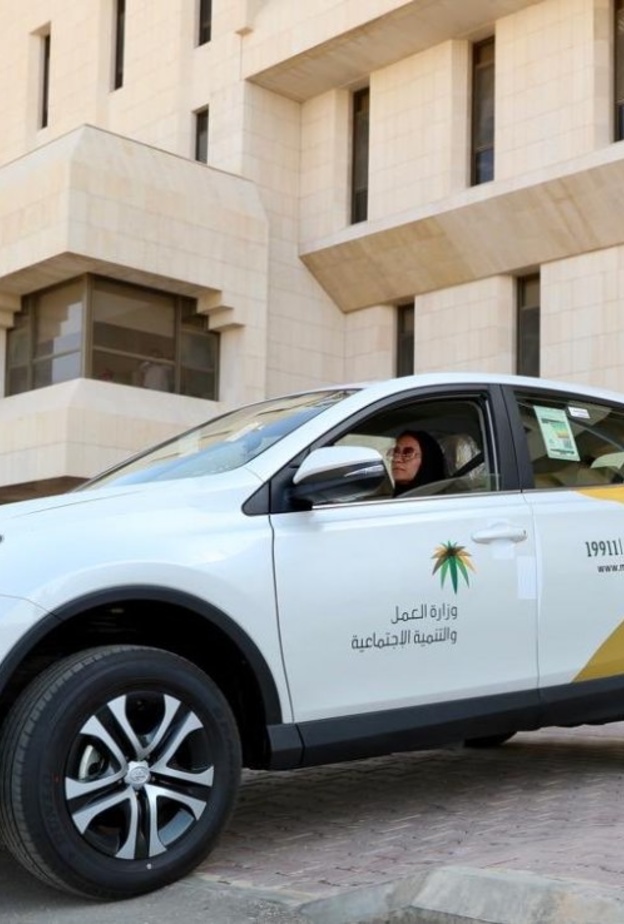 الاستاذ سطام الحربي يسلم المفتشة حنان سليم المفاتيح