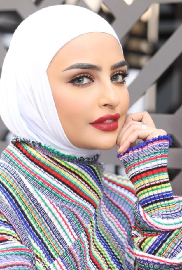 أحمر شفاه بنفسجي وجريء بأسلوب الجميلة سندس القطان