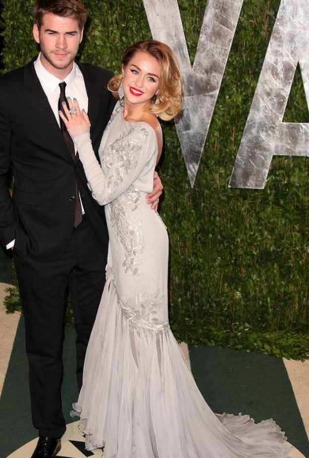 أجمل إطلالات مايلي سايرس ووليام هيمسورث باللون الأسود