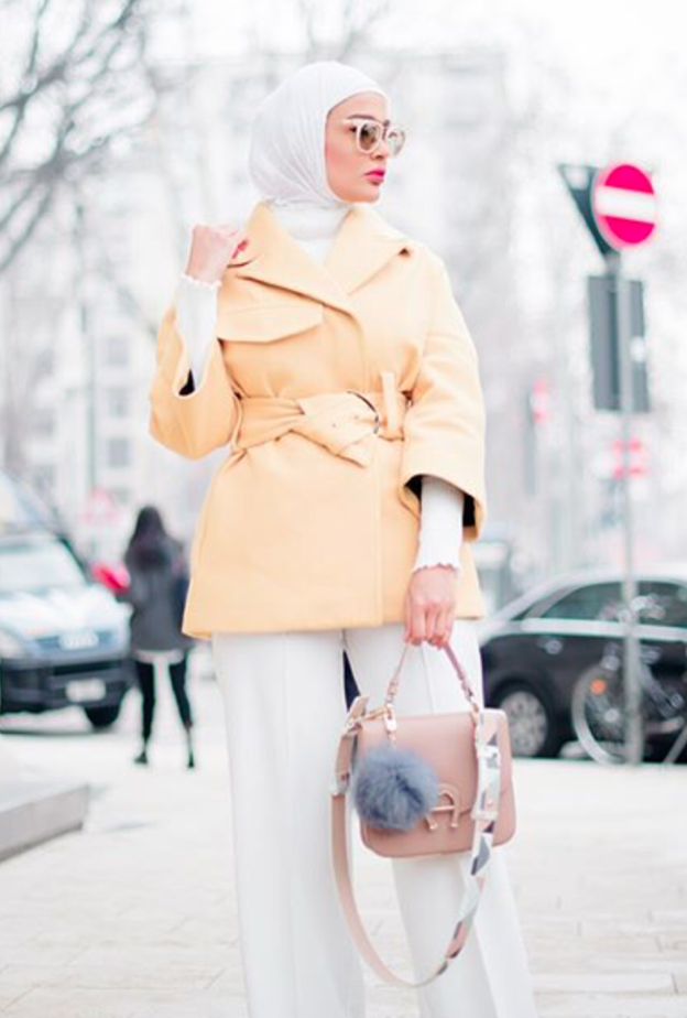 اختارت مرمر بليزر بقصّة ملفت بأسلوب الطبقات مع حزام أسود بستايل أنيق وعصري