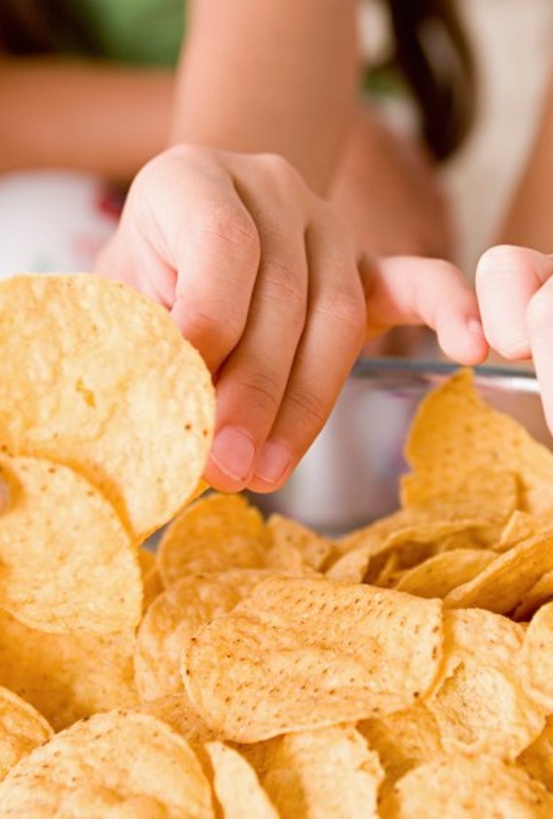 طرق معالجة إدمان الأطفال على الشيبسي والمقرمشات