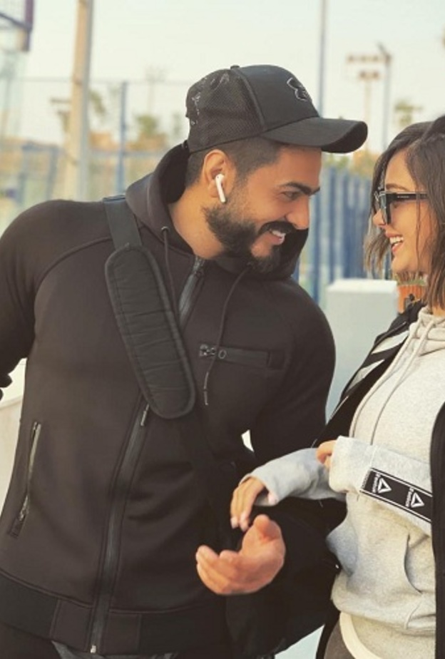 تامر حسني يحرج زوجته