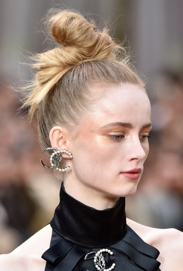  تسريحات شعر الكعكة المرفوعة والمترابطة من Carolina Herrera