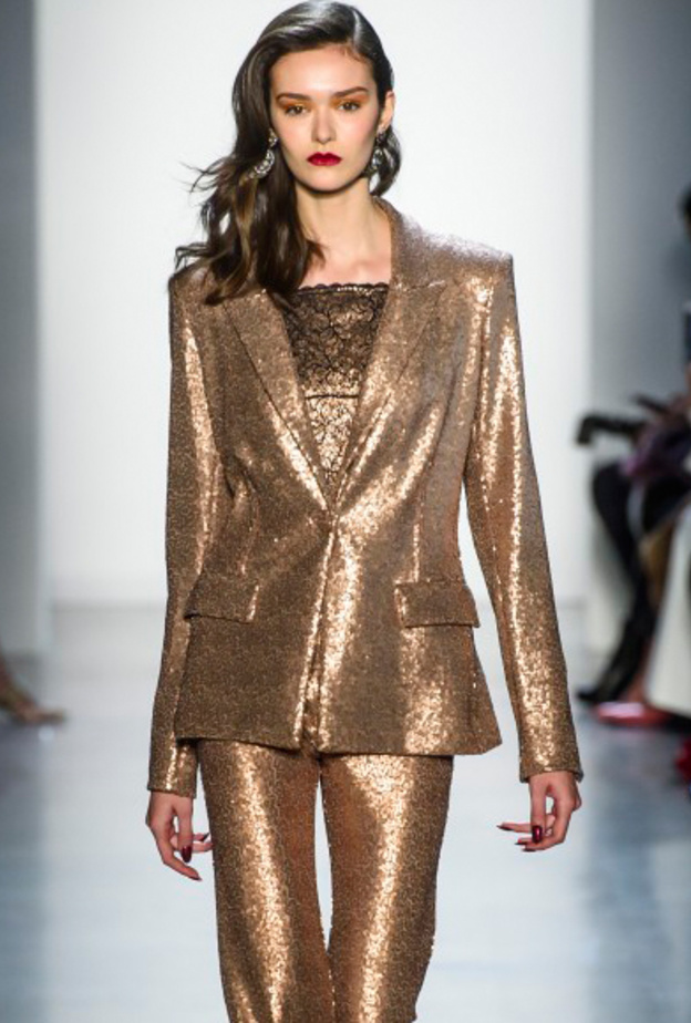 بدلات رسمية ذهبية لسهرات نهاية العام من Tadashi Shoji