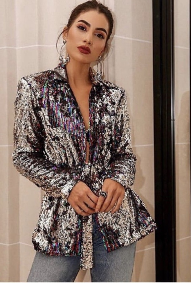  Amber Heard في احدى اطلالاتها الرسمية متألقة ببدلة ترتر سوداء