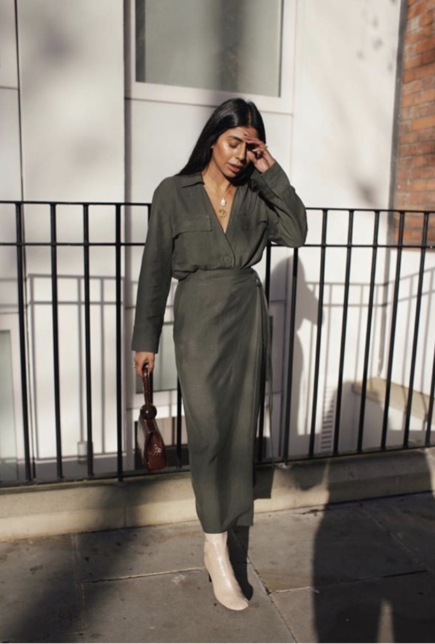 اختاري تنسيق البوت المرتفع مع اطلالة محتشمة بالتنورة الطويلة بلون موحد مع اللوك بالكامل