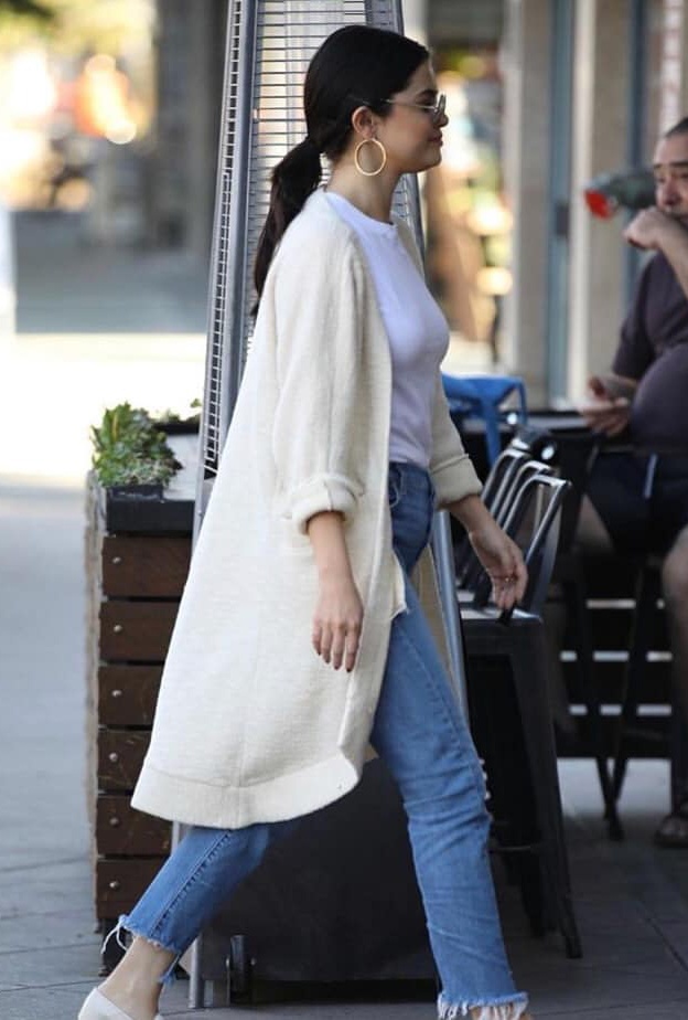 سيلينا غوميز بإطلالة كاجوال في لوس أنجلوس أمس
