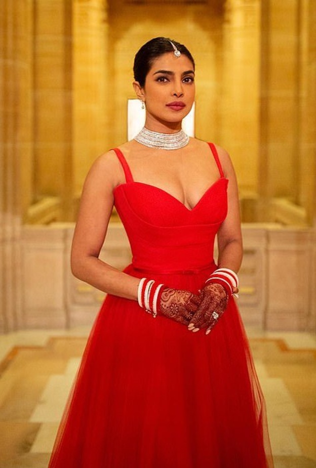 أكملت شوبرا الإطلالة بشوكر مؤلف من 16 قيراط من الألماس من تصميم Chopard