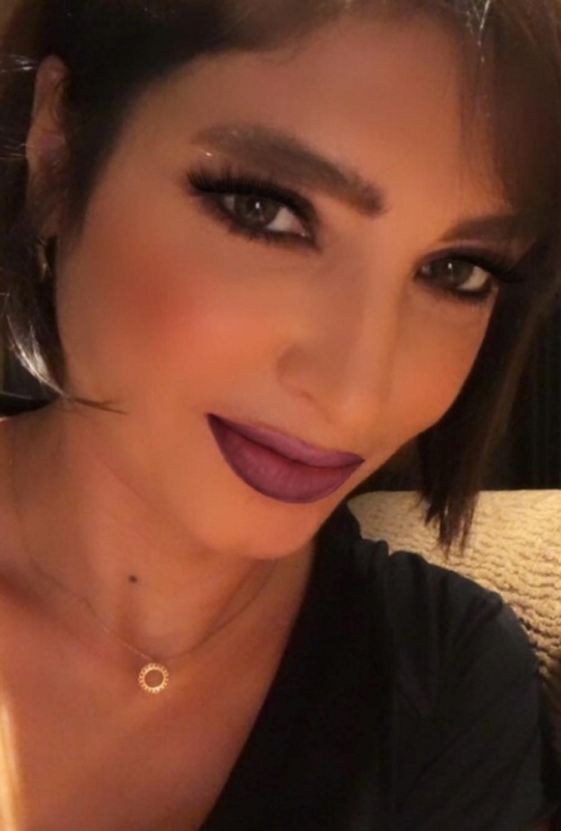 روجينا تؤدي مناسك العمرة مع ابنتيها