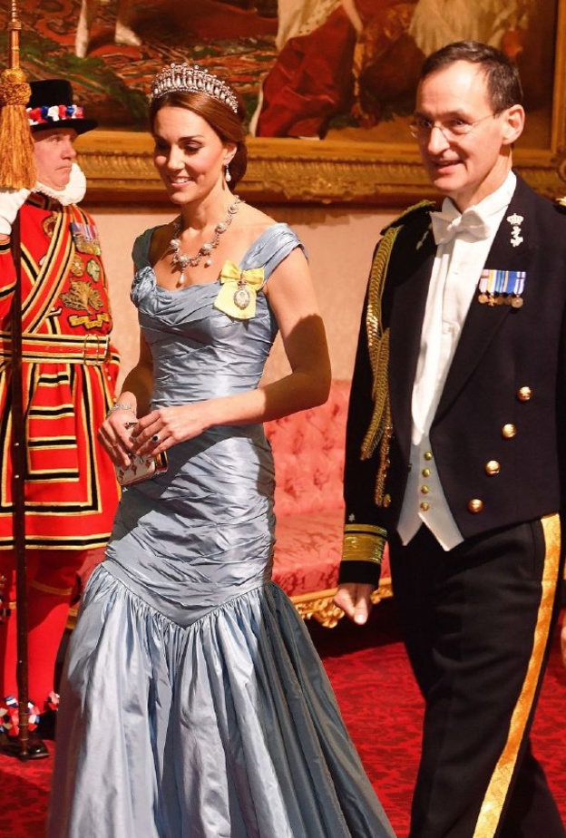  إختارت أحد تصاميم دار ماكوين لتخطف الأنظار بالأبيض في حفل عمادة الأمير لويس