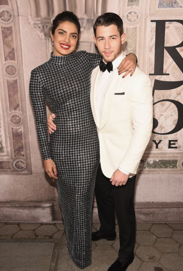 إطلالة أنيقة لبيونسيه من توقيع Azzi & Osta الى جانب زوجها جاي زي في حفل الغرامي