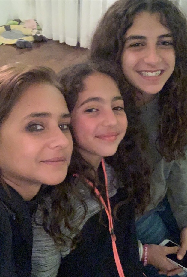 رانيا يوسف تودع العام بعشاء فاخر مع بناتها