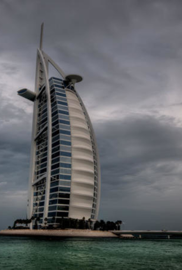 الأرصاد الإماراتية تكشف توقعاتها لطقس الأثنين: غائم جزئيا في ساعات النهار رطب ليلا