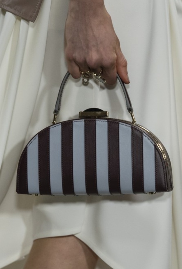 إبدئي عامك الجديد وتألقي بحقائب كلاسيكية مناسبة للعمل من Adeam