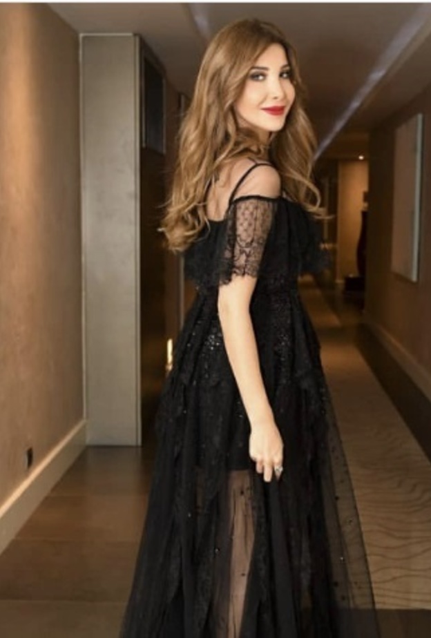 فستان اسود اختارته انابيلا هلال من الكسندر فوتييه