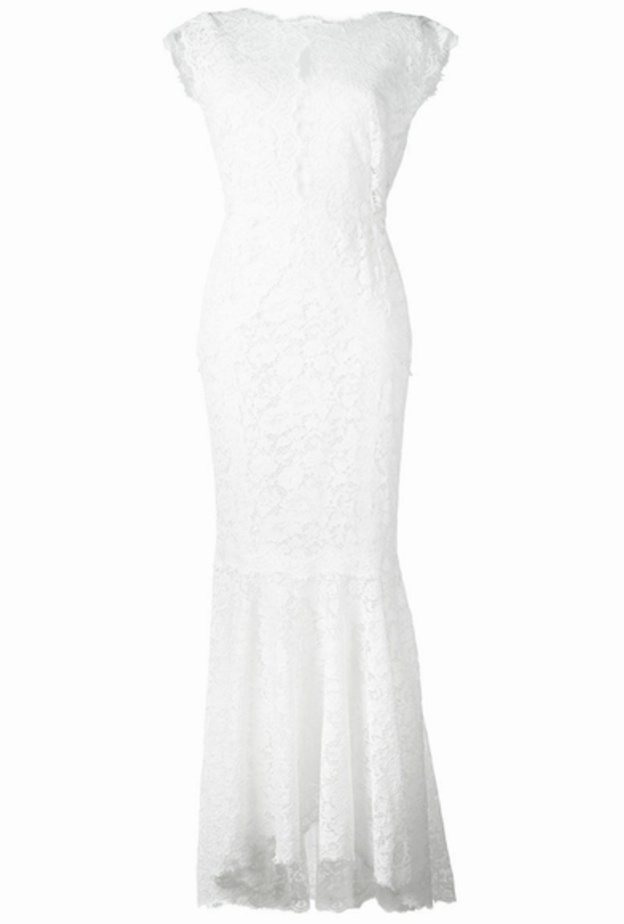 فستان ابيض مع فتحة الساق من Christian Siriano اختارته بريانكا شوبرا