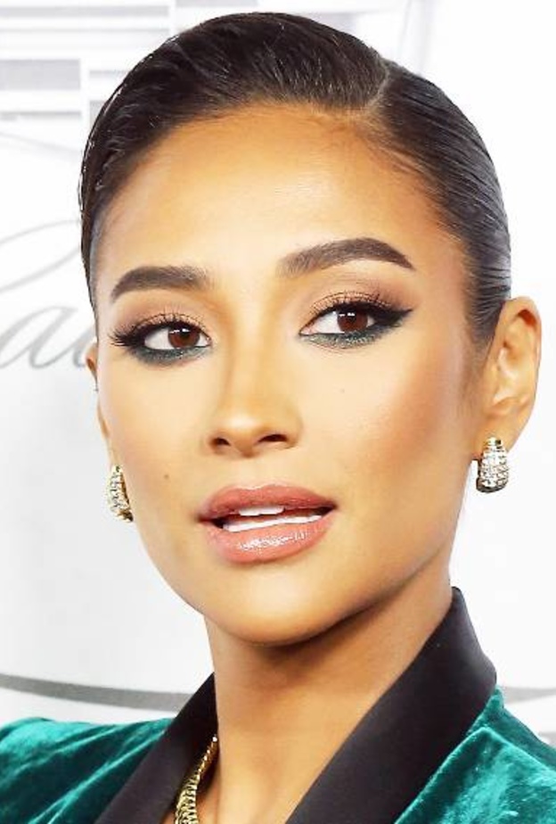 أجمل صيحات الآيلاينر هذا العام بأسلوب جيجي حديد