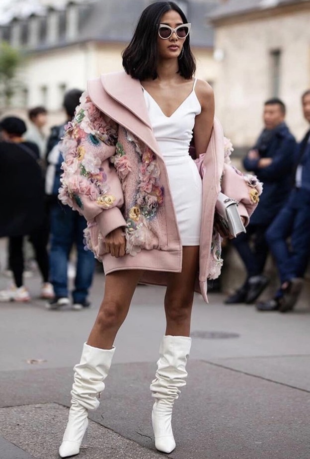 Slouch boots مع فستان قصير ومعطف ضخم ستايل oversized