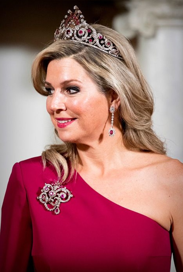 الملكة اليزابيث ترتدي بروش The Greville Scroll Brooch