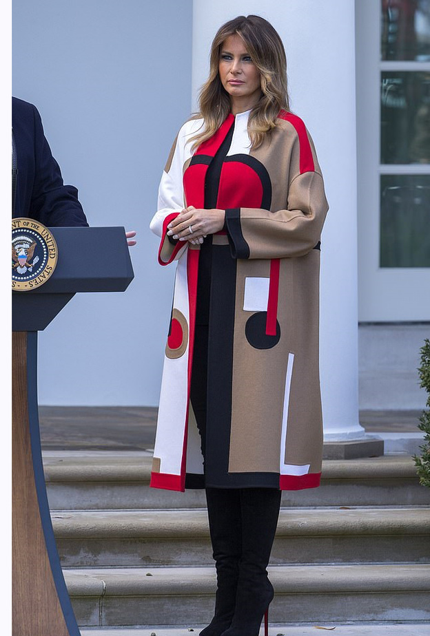 سحرتنا ميلانيا ترامب بالمعطف الأصفر المربع بالخطوط الصغيرة من دارBottega Veneta‏ بسعر ‏حوالى ‏‎3,950‎‏ دولار