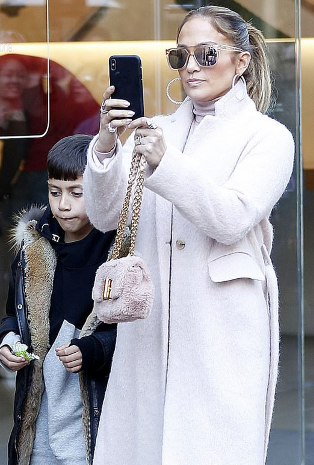 النجمة جنيفر لوبيز ‏‎ Jennifer Lopezبرفقة أولادها وحبيبها ألكيس رودريجيز