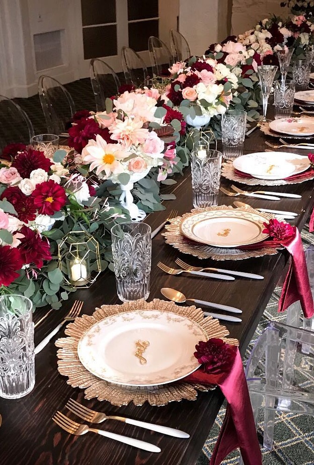 طاولات الزفاف مزينة بثيم الزفاف باللون النبيتي