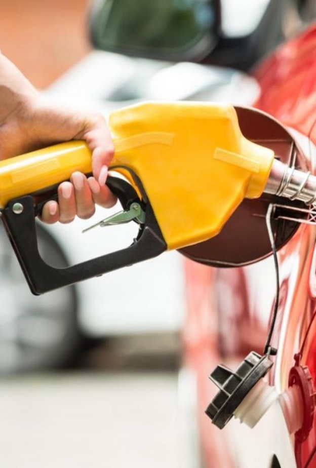 حدد موقع أنبوب أو خرطوم تفريغ الوقود في داخل السيارة ويمكنك القيام بذلك بالاستعانة بدليل