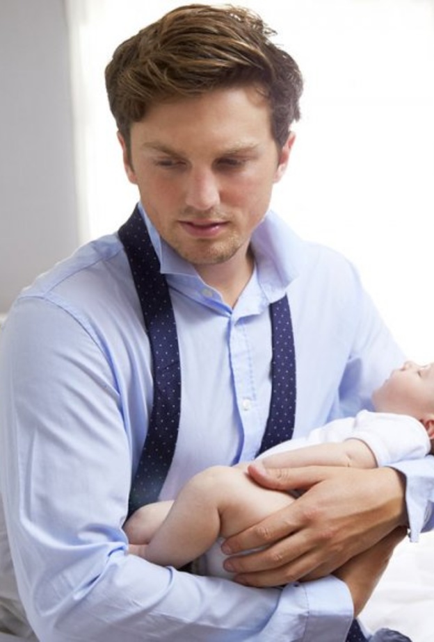 كيف تتعامل الزوجة مع زوجها بعد الإنجاب مباشرة 