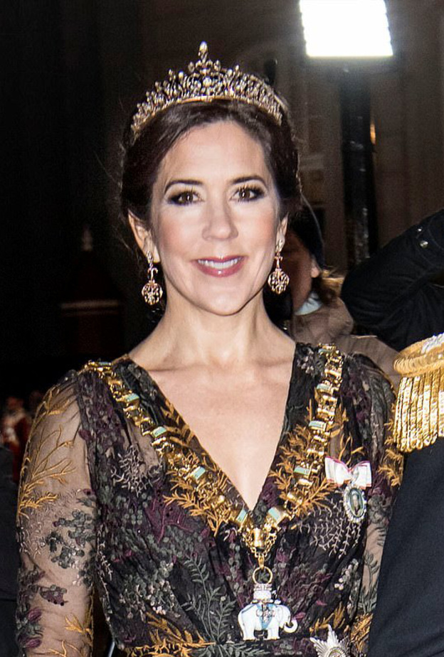 تميّز الفستان بلونه الأسود ومزيّن بتطريز الورود وأوراق الأشجار