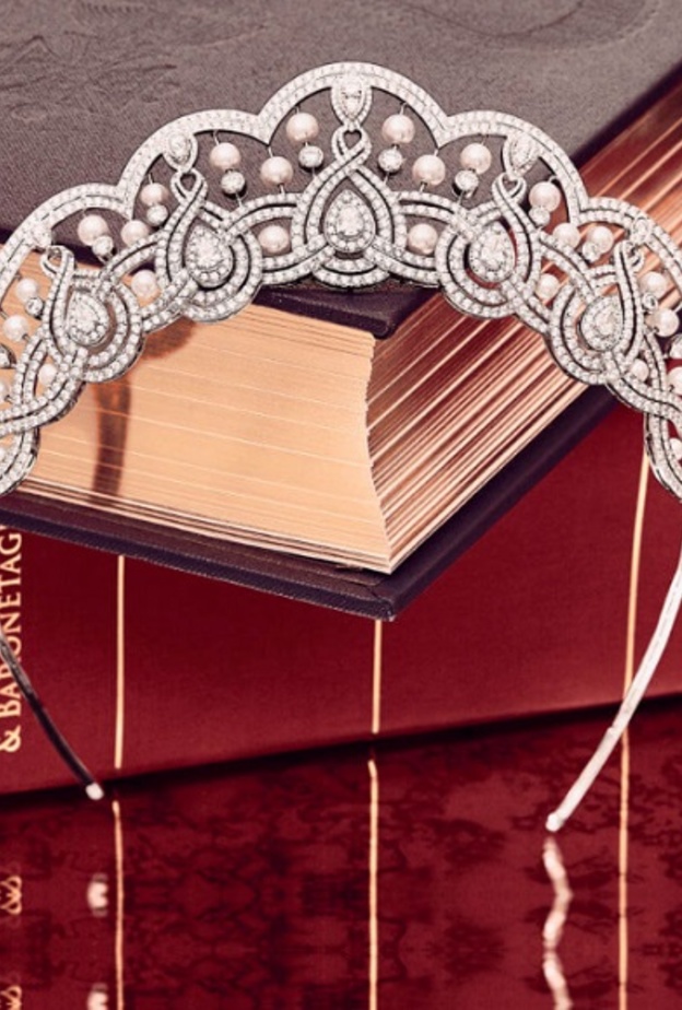 الملكة اليزابيث ترتدي تاج the Girls of Great Britain and Ireland Tiara