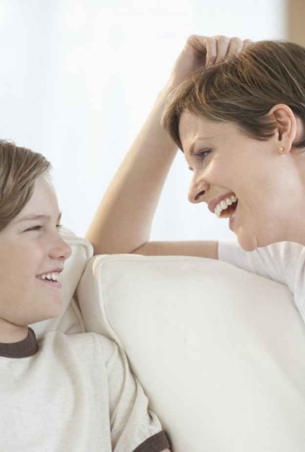 كيف تتحدث الأم مع ابنها عن البلوغ وهل يجب أن يتدخل الأب