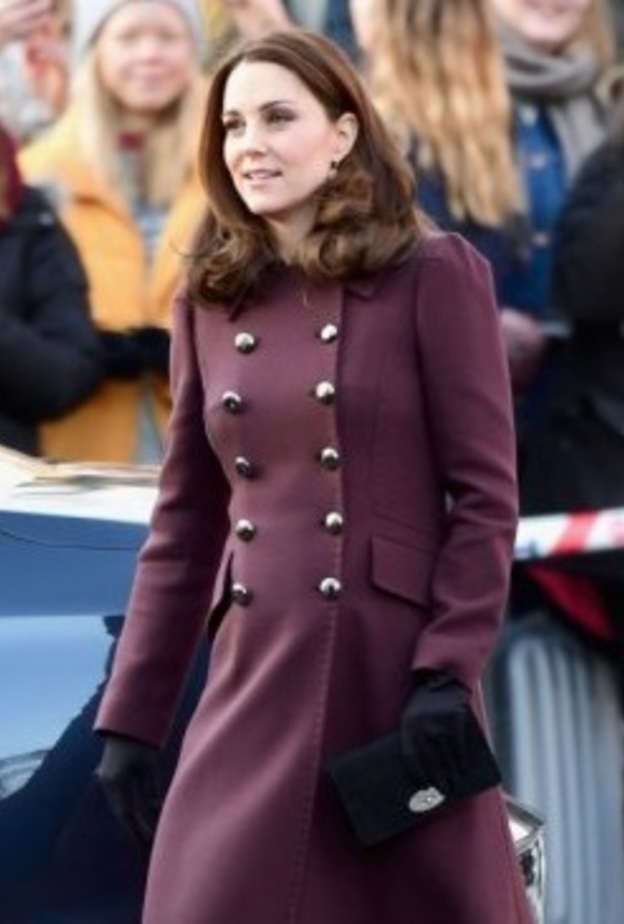  المعاطف للأسلوب اليومي تختارته كيت ميدلتون في الشتاء وتنسقه مع القفازات