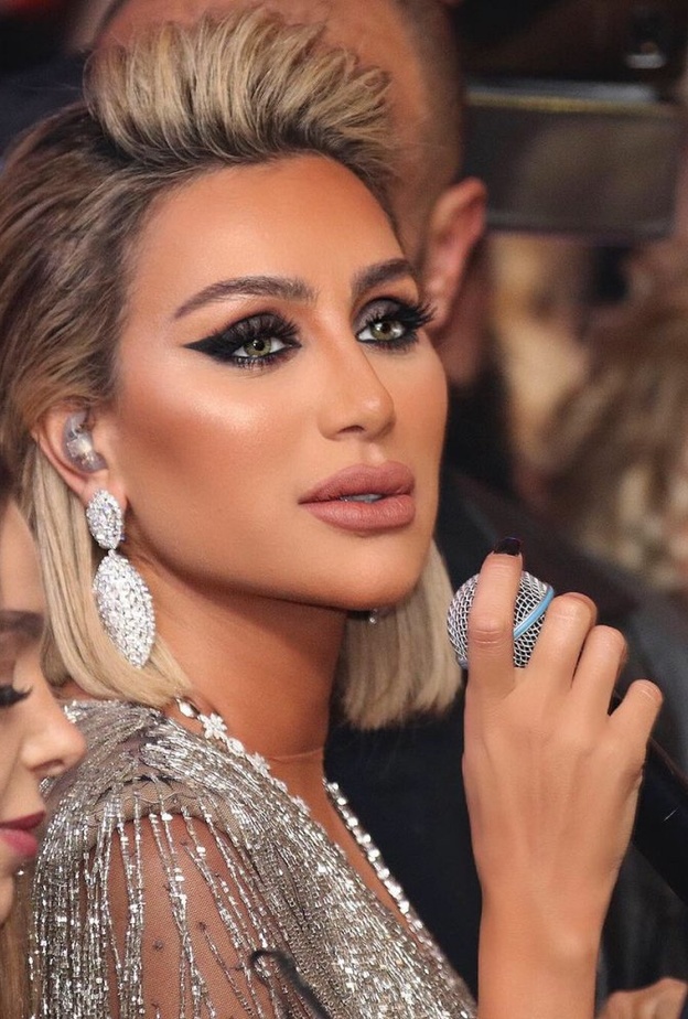 نوال الزغبي بالمكياج الذهبي