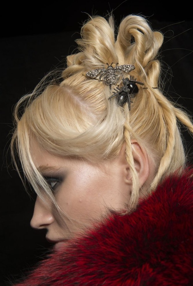 تسريحات شعر مع أكسسوار الباند المزخرف من Prabal Gurung