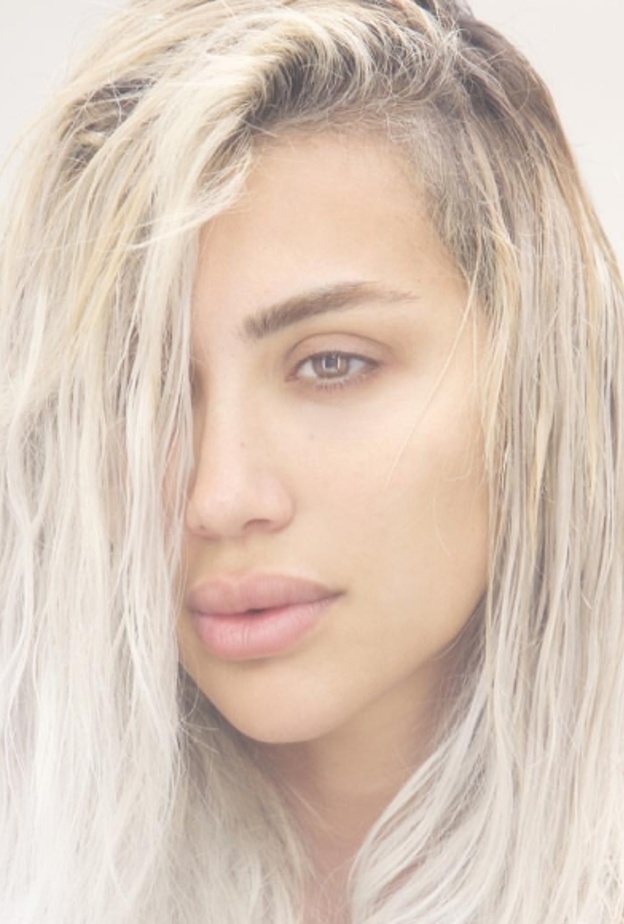 مي عز الدين بدون مكياج