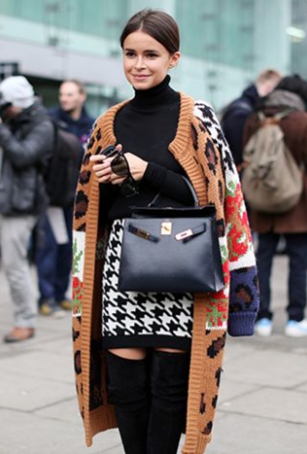 الكارديغان الأبيض الطويل بأسلوب جذاب وكاجوال مع الجينز والوشاح بنقشة الكارو