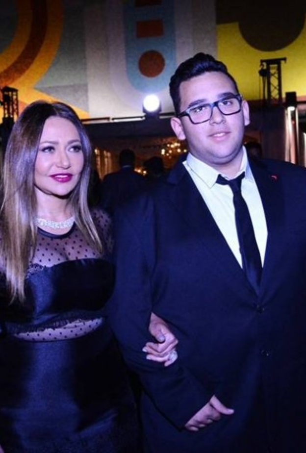 ليلى علوي وابنها خالد 