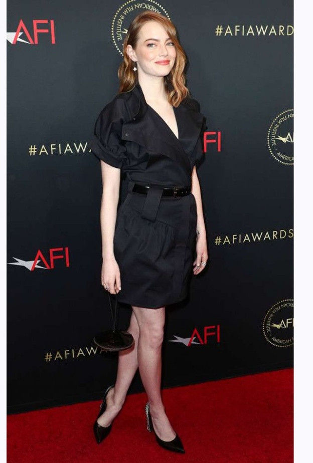 Rachel Brosnahan تألقت بطقم حريري من تصميم Cushnie باللون الأخضر الزمردي