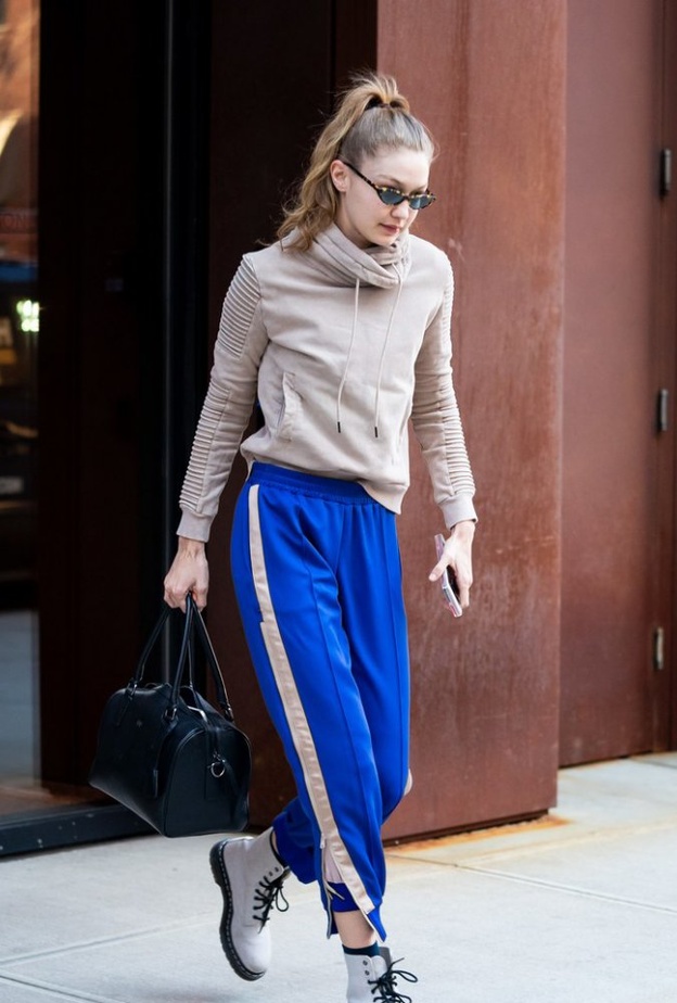 إطلالة ‏LAURA HARRIER‏ بفستان أبيض مستقيم مع قصة الأكتاف المكشوفة من ‏Cushnie Et ‎Ochs